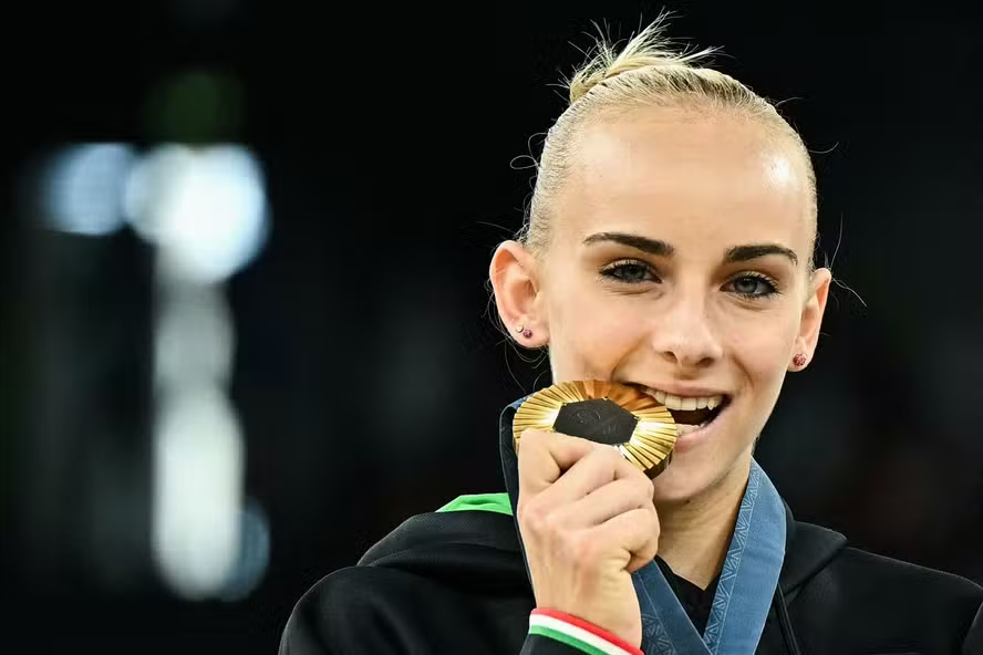 05/08/2024, prima ginnasta a vincere una medaglia d'oro in una gara individuale femminile
